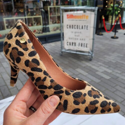 Pumps met panterprint en lage naaldhak | Lage pumps met panter print en hak