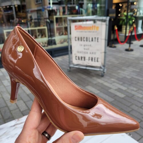 Bruine lakpumps met lage naaldhak | Caramelkleurige pumps met 7 cm hak