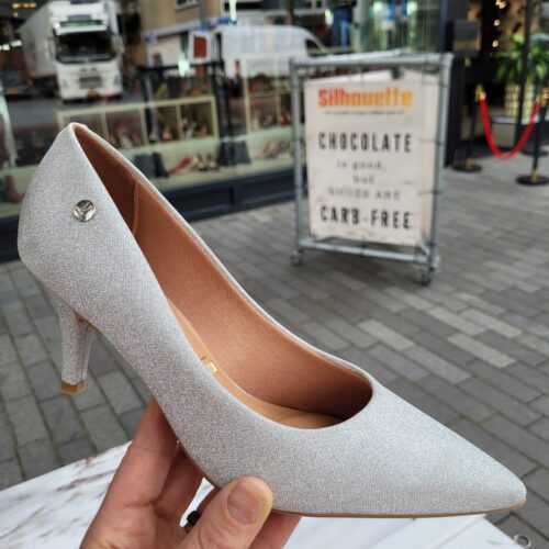 Comfortabele zilveren glitterpumps met lage hak | Zilveren pump met glitter en lage hak