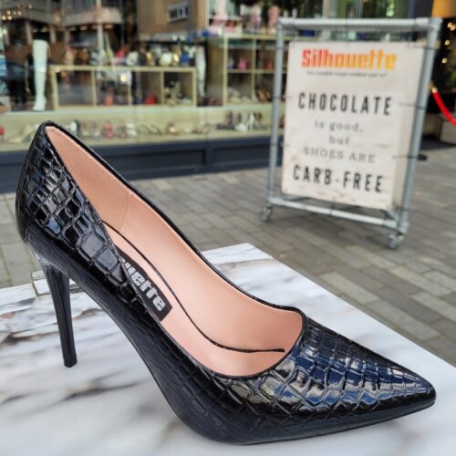 Zwarte lak pumps met kroko print en naaldhak | Pumps in zwart lak met krokoprint