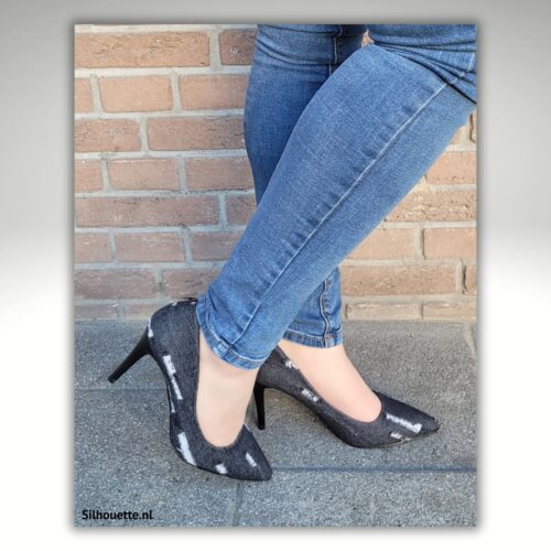 Denim pumps in zwart met ripped effecten | Zwarte denim hakken