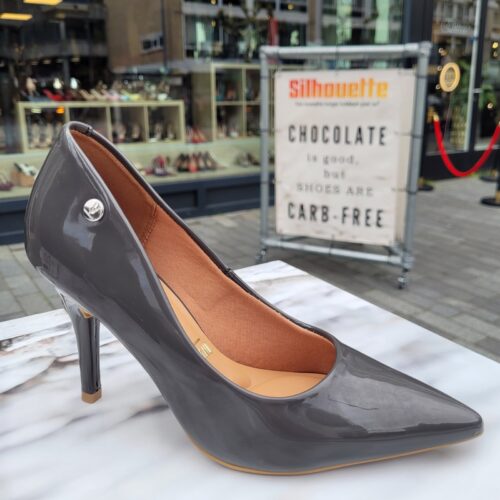 comfortabele grijze pumps met naaldhak
