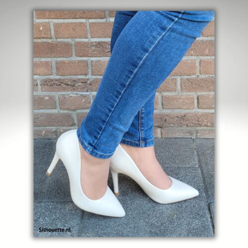 Offwhite lederlook pumps met bredere naaldhak | Off white leatherlook pumps met hak van 9 cm