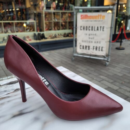 Bordeauxrode leatherlook pumps met naaldhak | Basic bordeaux hakken met spitse neus