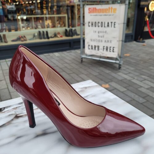 Bordeaux rode pumps met bredere naaldhak | Bordeaux lakpumps met hak van 9 cm