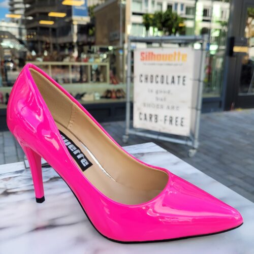 Felroze pumps met punthakken