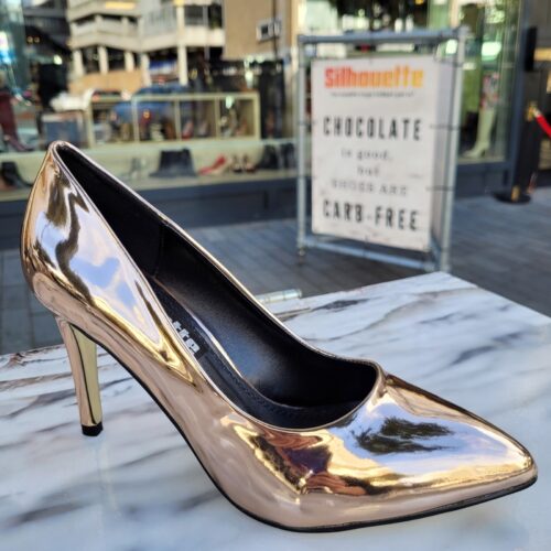 Champagne metallic pumps met hak | Rosé gouden dichte pumps met hak voor smalle voeten
