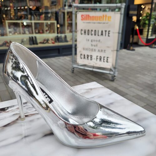 Glimmende zilveren pumps met lagere naaldhak | Zilveren metallic hakken