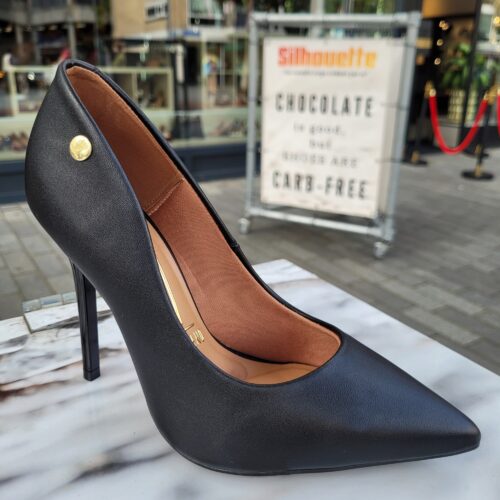 Comfortabele pumps met 10 cm hoge naaldhak | Zwarte leatherlook pumps met 10 cm hak