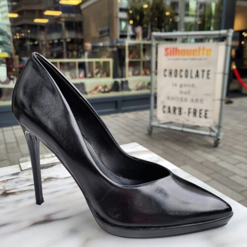 Zwarte stiletto hakken met v-uitsnede en plateau | Zwarte pumps met v-uitsnijding en naaldhak