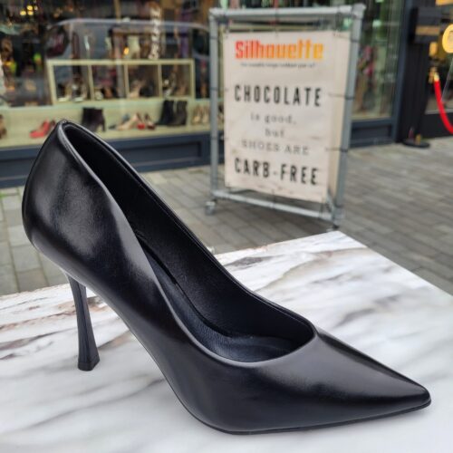 Zwarte hoge hakken met V-uitsnijding | Silhouette