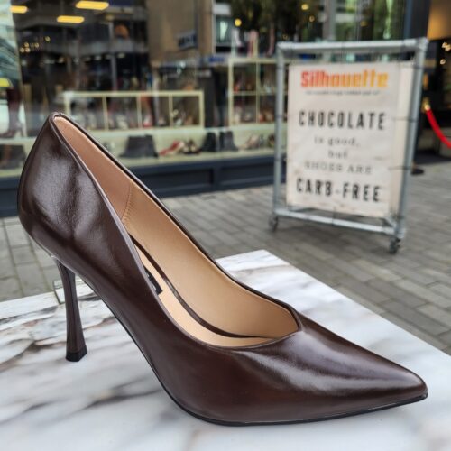 Chocoladebruine pumps met 10 cm hak | Donkerbruine pumps met v-uitsnijding en hoge hak
