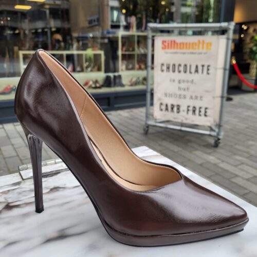 Donkerbruine stiletto hakken met v-uitsnede en plateau | Bruine pumps met v-uitsnijding en naaldhak