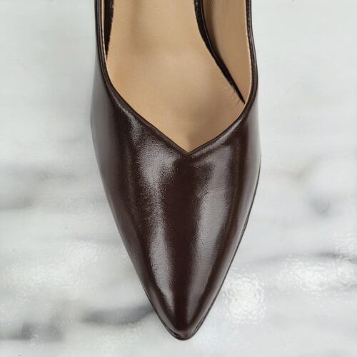 Donkerbruine stiletto hakken met v-uitsnede en plateau | Bruine pumps met v-uitsnijding en naaldhak