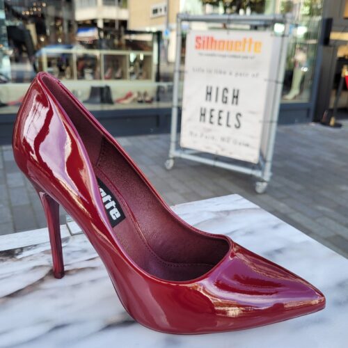 Bordeaux rode pumps met spitse neus en naaldhak | Bordeaux rode lak pumps met hak