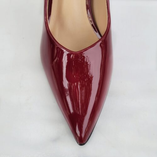 2218-63-017 - Bordeauxrode lakpumps met 10 cm hak en v-uitsnijding | Bordeauxrode dames pumps met hoge hakken