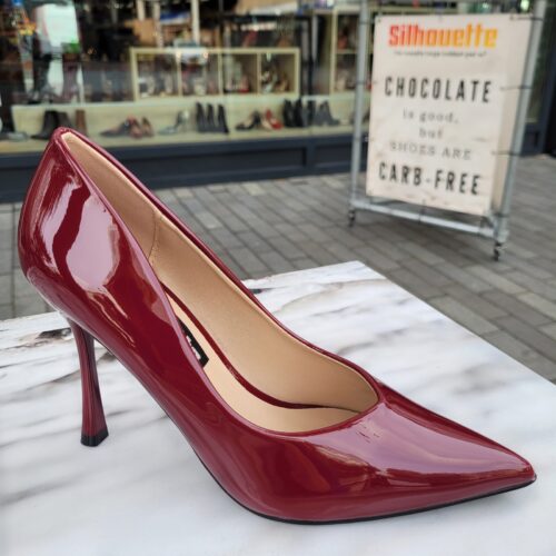 2218-63-017 - Bordeauxrode lakpumps met 10 cm hak en v-uitsnijding | Bordeauxrode dames pumps met hoge hakken