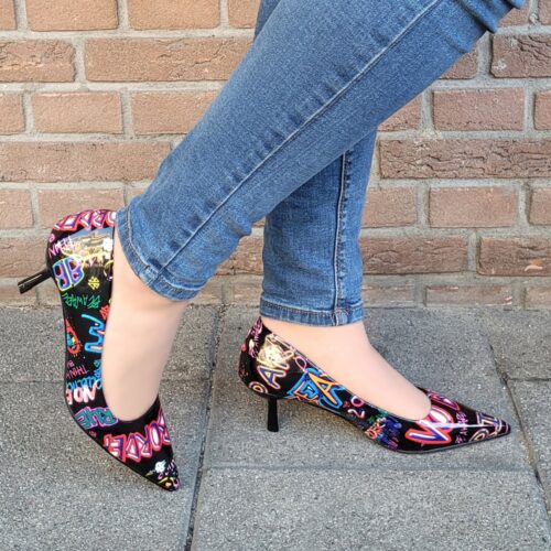 Zwarte lage pumps met graffiti print | Zwarte pumps met gekleurde print