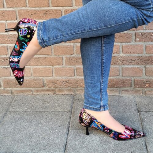 Zwarte lage pumps met graffiti print | Zwarte pumps met gekleurde print