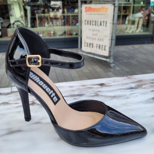 Zwarte pumps met wreefbandje in lak | Zwarte lak pump met bandje en naaldhak