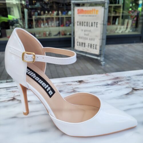 Witte pumps met wreefbandje in lak | Witte lak pump met bandje en naaldhak