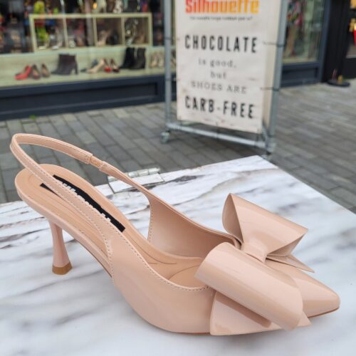 Nudekleurige slingbackpumps met hak
