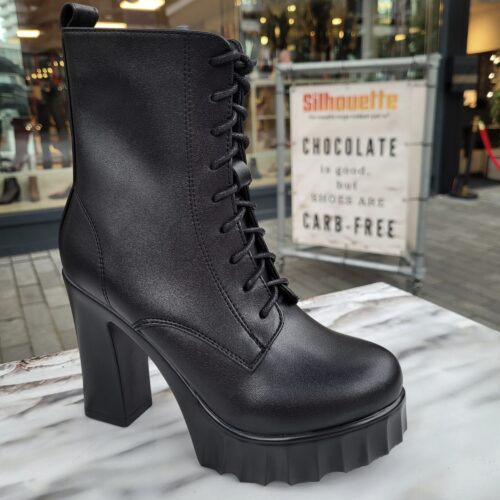 2325-10-040 - Zwarte veterlaarsjes met hak in kleine schoenmaten | Zwarte bikerboots met hak voor kleine voeten