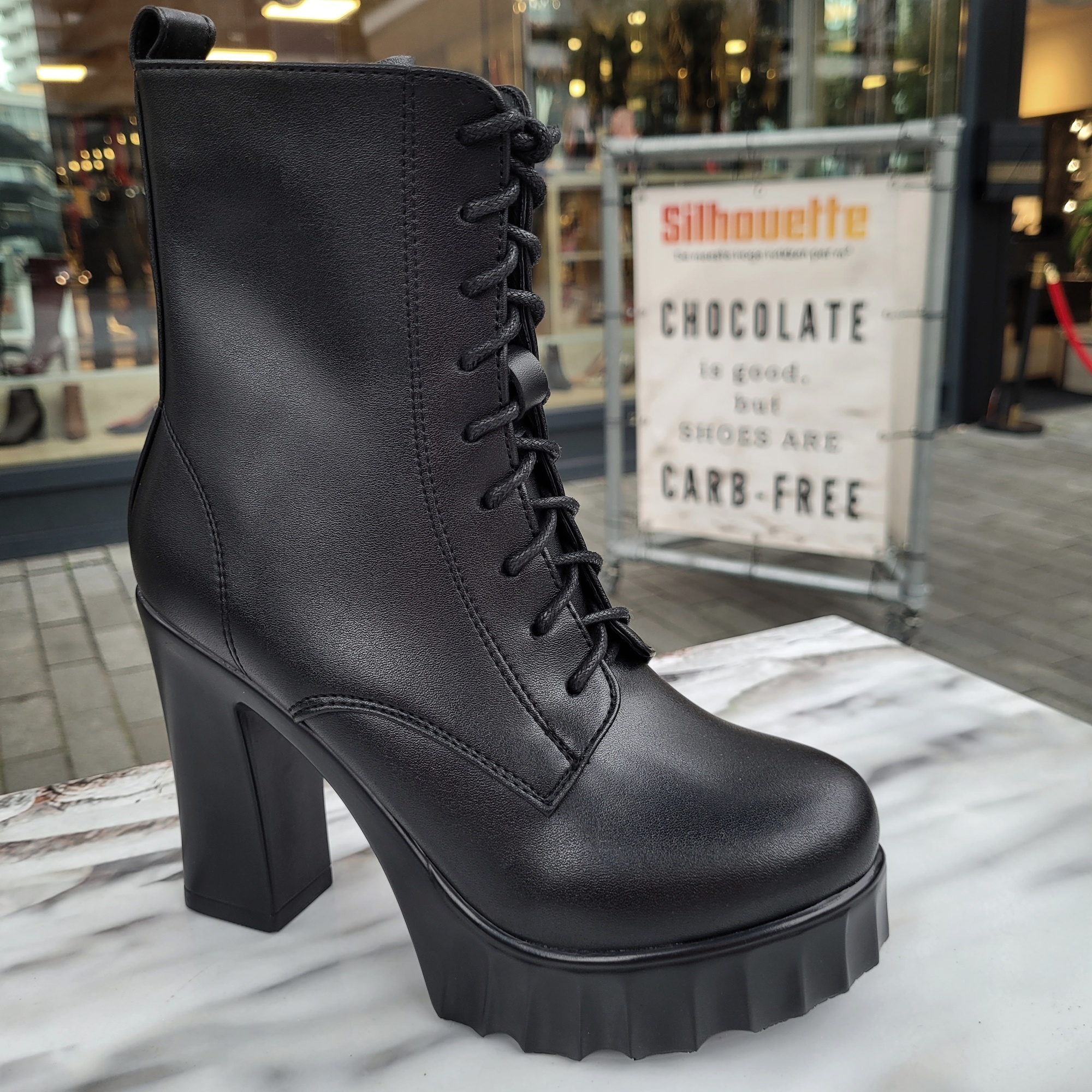 Zwarte veterlaarsjes met hak in kleine schoenmaten