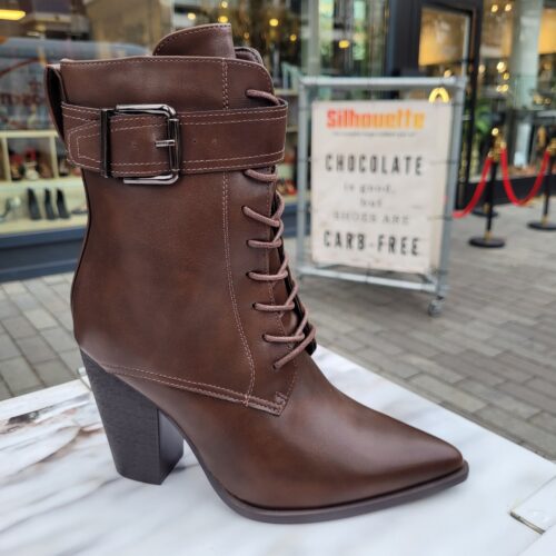 Bruine spitse laarsjes met veters en stevige hak | Bruine enkelboots met veters en hak