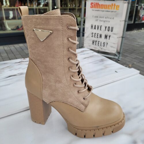 Beige veterboots met stevige hak | Zandkleurige enkellaarzen met veters en blokhak