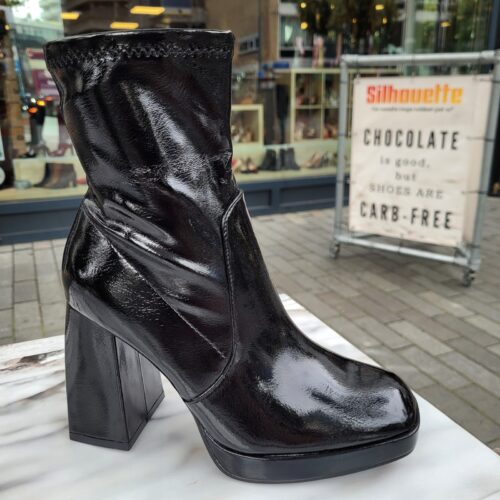 Retro laklaarsjes met vierkante neus en blokhak | Lak zwarte enkellaarzen met platte neus en brede hak