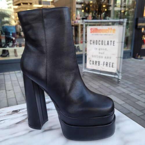 Zwarte enkellaarsjes met stevige hak en plateau | Zwarte enkelaarsjes met blokhak