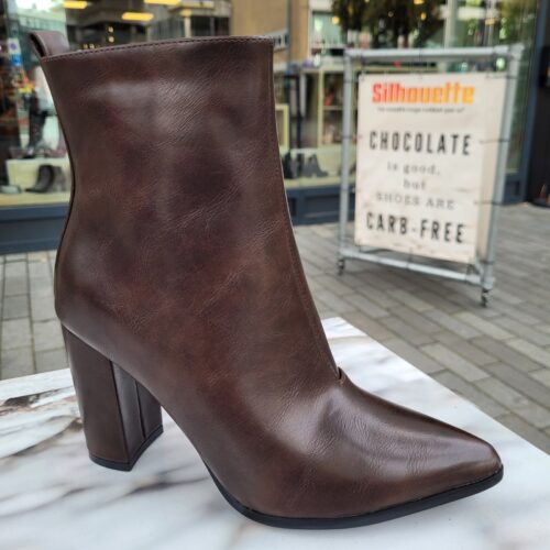 Donkerbruine korte laarsjes met brede hak | Bruine laarsjes met blokhak