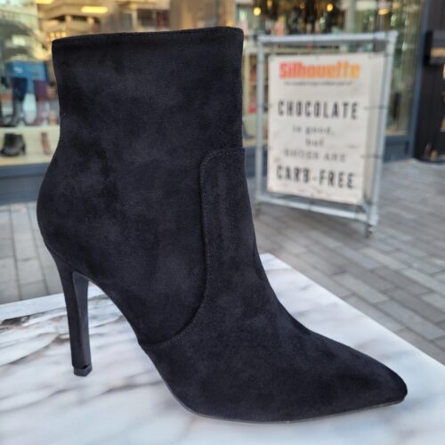 Korte zwarte spitse laarsjes met naaldhak | Zwarte suedelook laarsjes met naaldhak