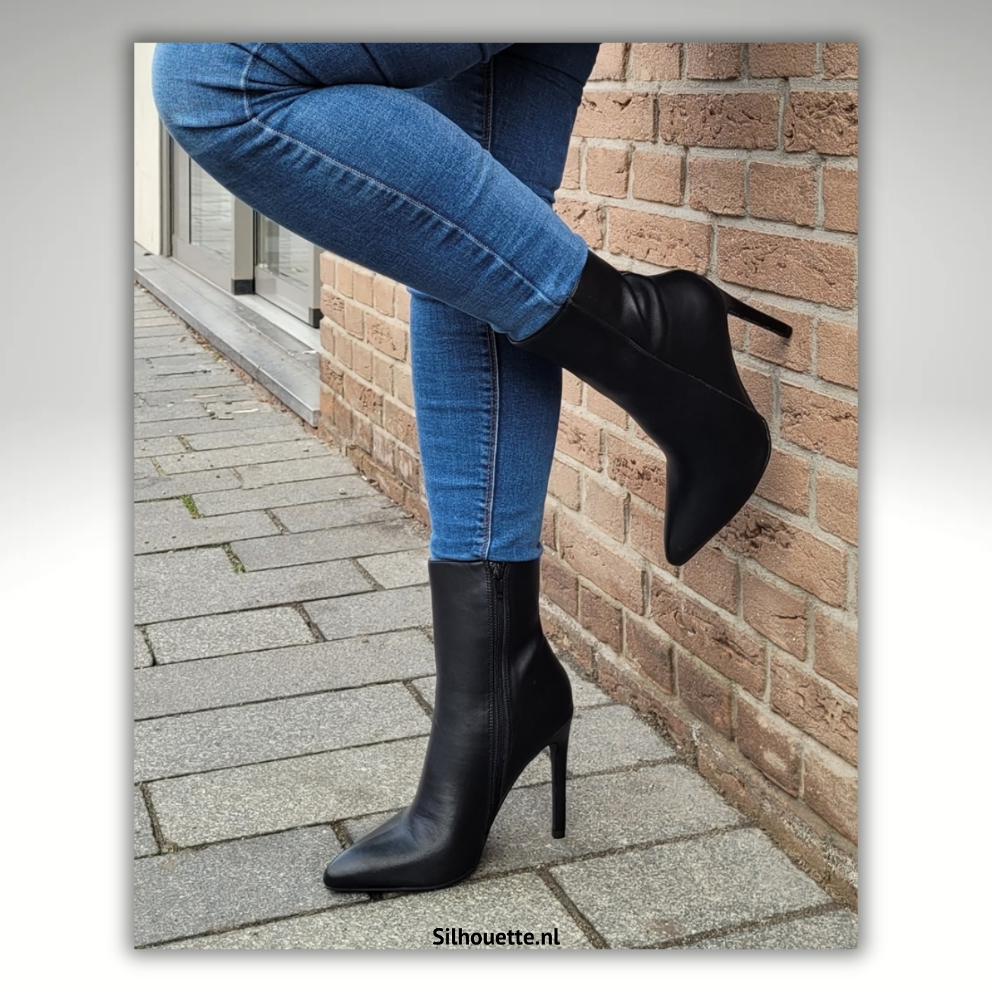 Korte zwarte laarsjes met hoge hakken Silhouette