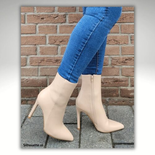 Korte beige laarsjes met hoge hakken | Beige leatherlook enkellaarzen met hoge hak