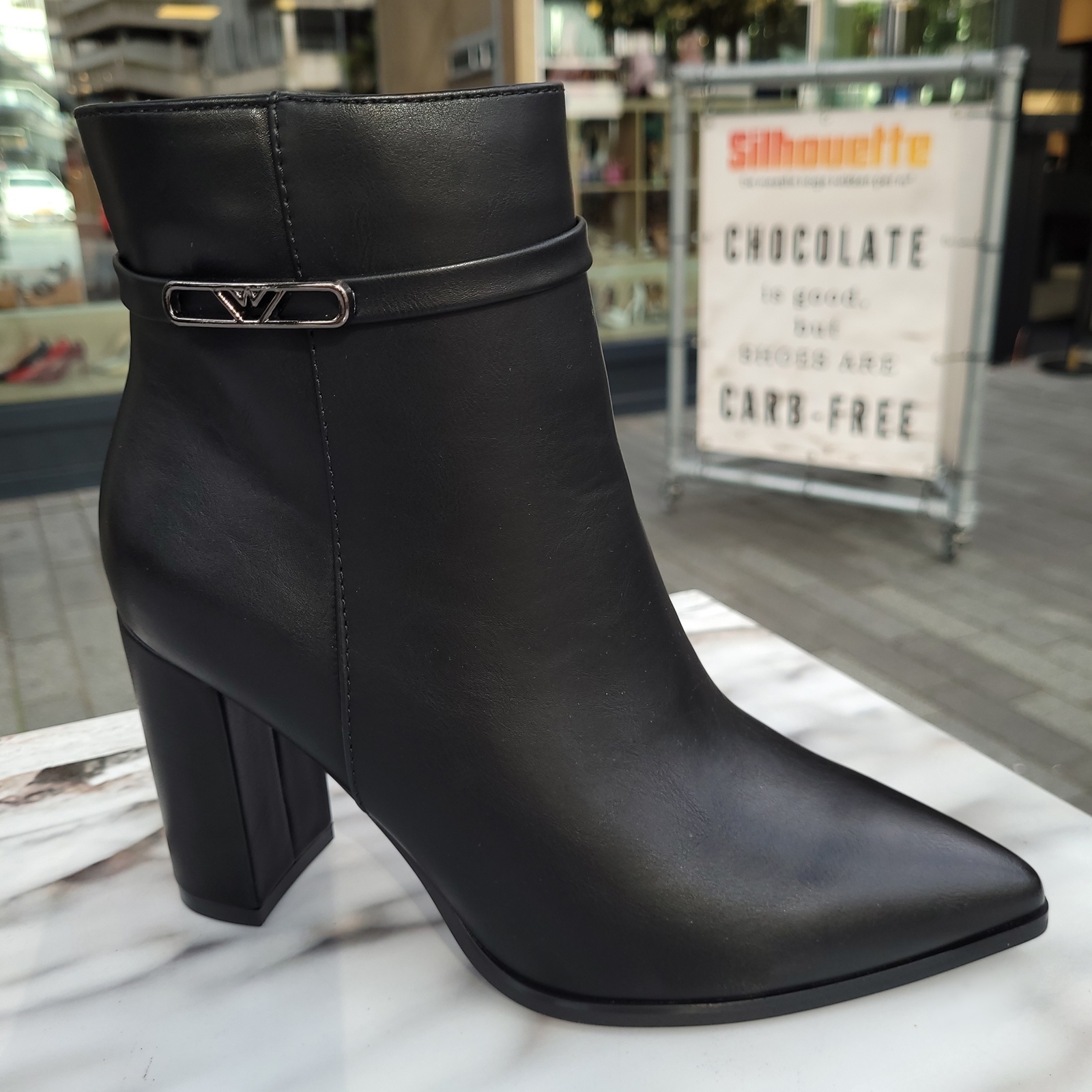 Zwarte enkellaarzen met stevige hak en siergespje