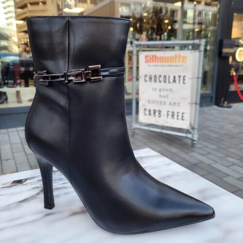 Zwarte enkellaarzen met puntneus en naaldhak | Puntige zwarte enkellaarsjes met naaldhak