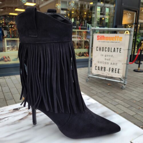 Zwarte korte laarsjes met hak en franjes | Zwarte franjelaarzen met naaldhak