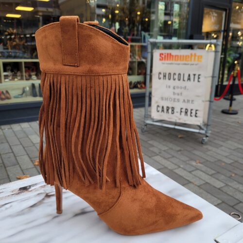 Cognac korte laarsjes met hak en franjes | Cognac franjelaarzen met naaldhak