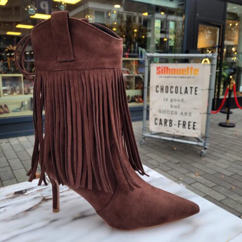 Bruine korte laarsjes met hak en franjes | Bruine franjelaarzen met naaldhak