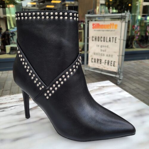 Zwarte enkellaars met naaldhak en zilveren studs | Zwarte korte laars met hoge hak en studs