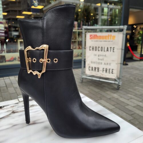 Korte zwarte laarzen met grote gouden gesp | Hooggehakte enkellaars met gouden gesp