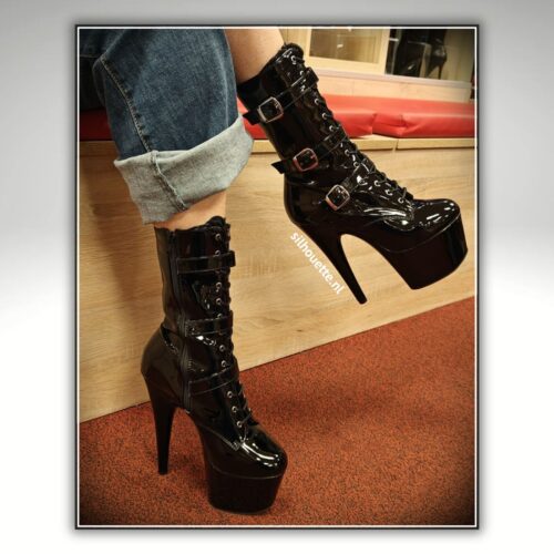 Pleaser enkellaars met veters en gespen | Stoere lak boots van Pleaser