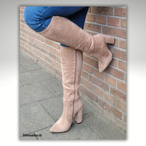 Beige puntige laarzen met brede hak | Beige knielaarzen met puntneus en brede hak