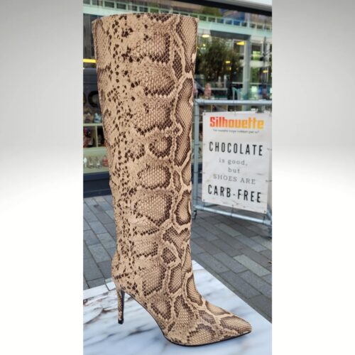 Knielaarzen met snakeprint en naaldhak | Lange laarzen met slangenprint en hak