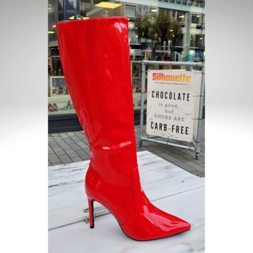 Rode knielaarzen met naaldhak in lak