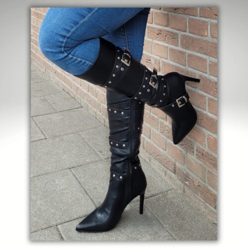 Stoere zwarte laarzen met hoge hak en studs | Zwarte lange laarzen met studs en gespen