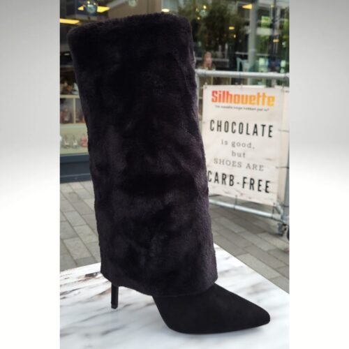 Zwarte laarzen met fluffy kap en hoge naaldhak | Zwarte hoge laarzen met hak en overslagkap