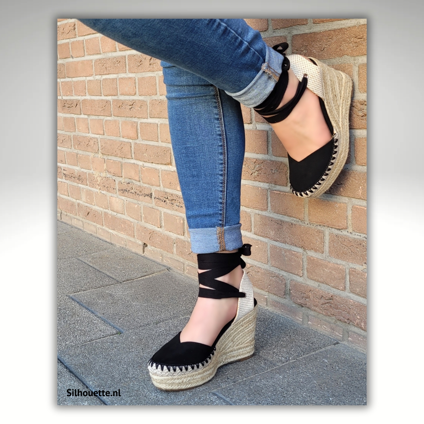 Zwarte espadrilles met wikkelbanden in Ibiza-stijl